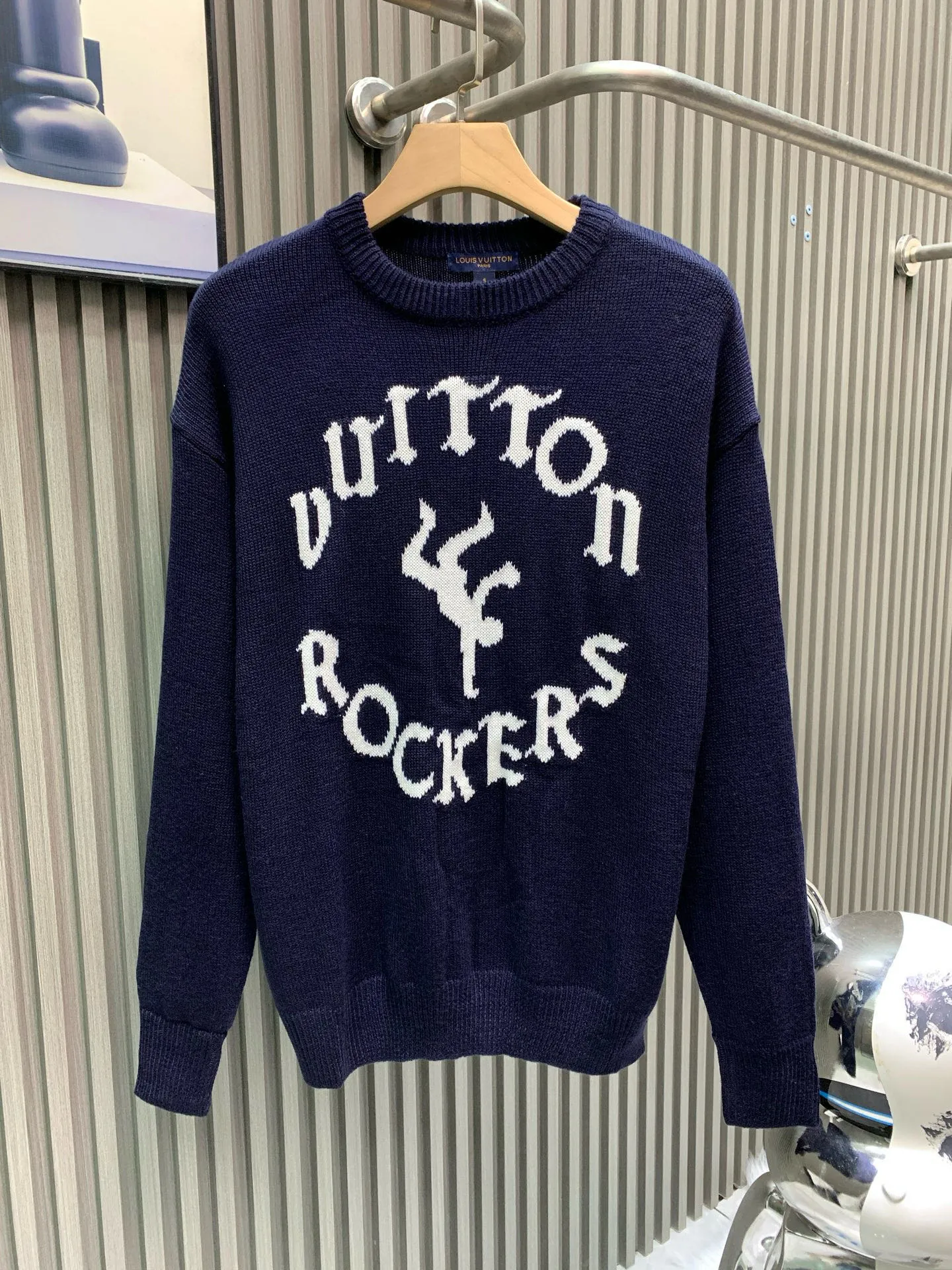 🅿️310 🀄️ Louis Vuitton Louis Vuitton 1*v Zhu Yilong same style sweatshirt 🔥 Pure classic It is your best home in autumn and winter. The standard design is more comfortable and skin-friendly than a hug. Compared with all sweatshirts, it can withstand scrutiny. Casual and atmospheric. Made of long-staple cotton imported from Egypt. The skin-friendly cotton texture makes the eyes feel more comfortable. No pilling or deformation. Simple and elegant solid color system It looks slimming and not exaggerated. It is simple and individual. The extraordinary design makes your sweatshirt far away from ordinary and mediocre.